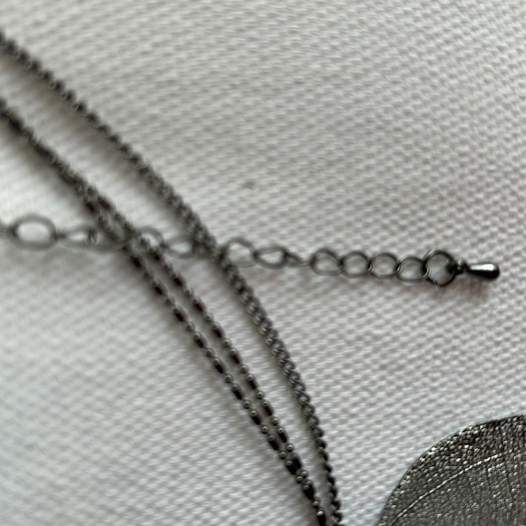 Black leaf necklace. Nature inspired design with realistic leaf details. - Picture 4 of 4